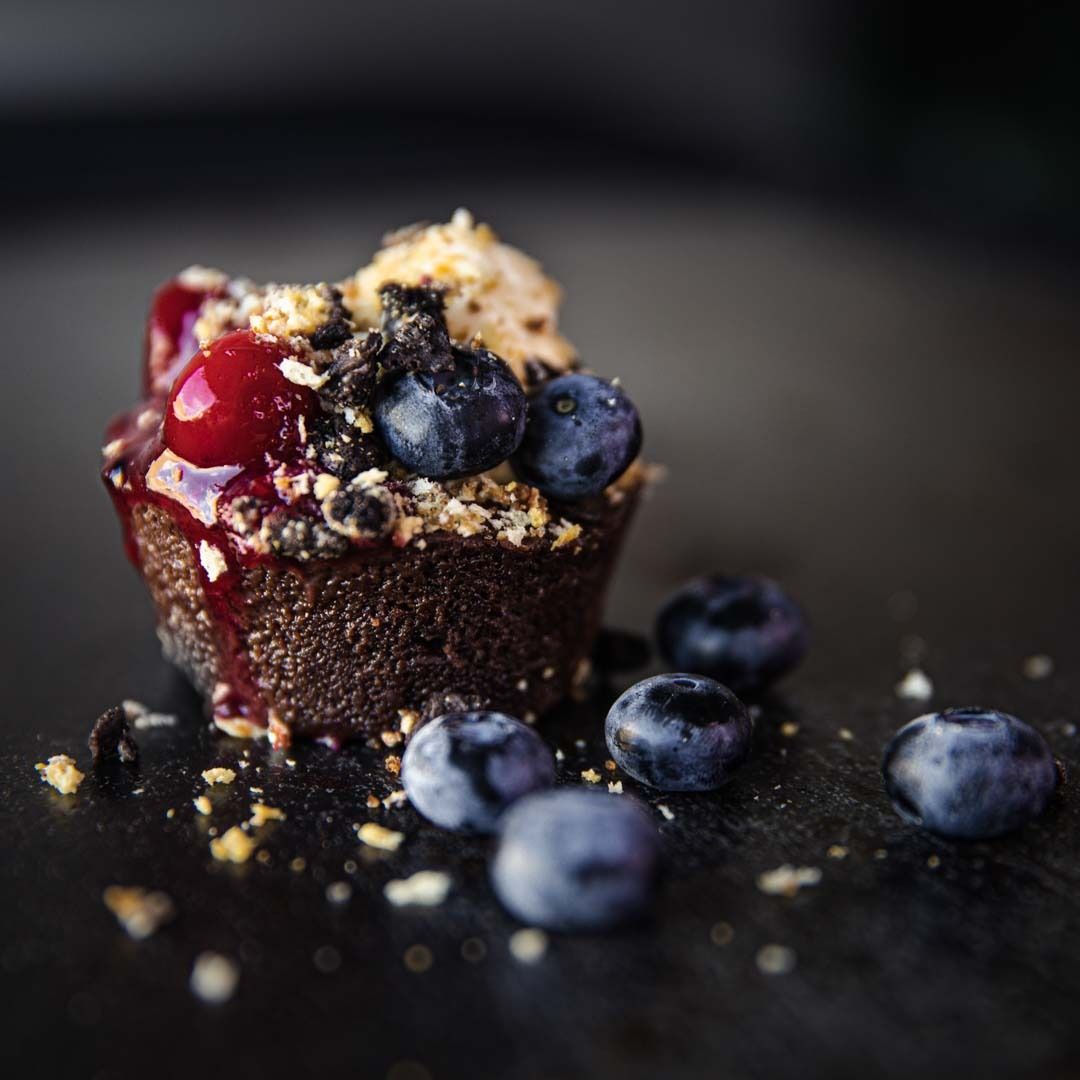 Chokoladekage med blåbær og crumble